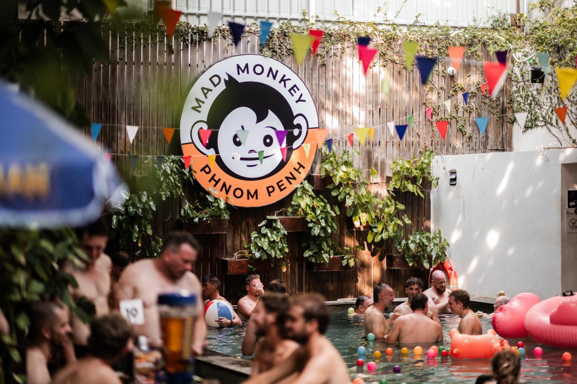 Mad Monkey Hostel Пномпень Екстер'єр фото